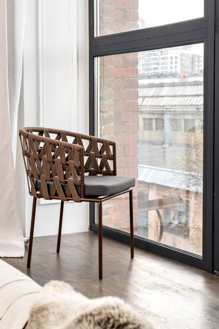 "Диего" стул плетеный из роупа, каркас из стали коричневый (RAL8016) муар, роуп коричневый круглый, ткань серая "Диего" стул плетеный из роупа, каркас из стали коричневый (RAL8016) муар, роуп коричневый круглый, ткань серая